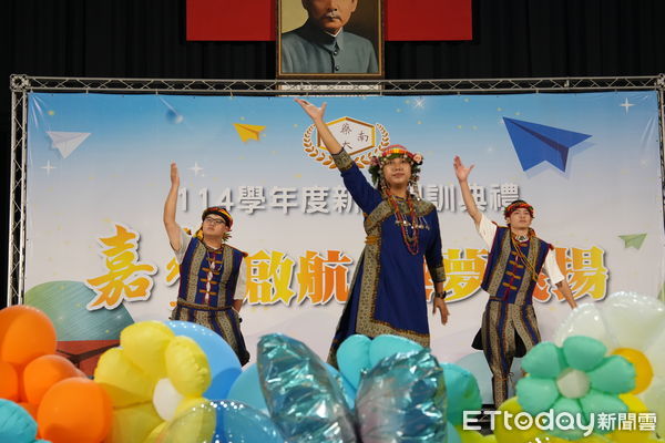 ▲嘉藥迎新典禮上，2200名新生齊射紙飛機，象徵夢想起航。（記者林東良翻攝，下同）