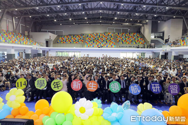 ▲嘉藥迎新典禮上，2200名新生齊射紙飛機，象徵夢想起航。（記者林東良翻攝，下同）