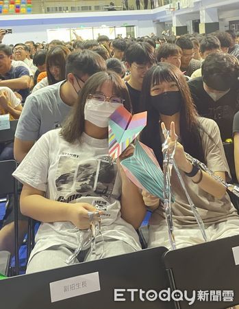 ▲嘉藥迎新典禮上，2200名新生齊射紙飛機，象徵夢想起航。（記者林東良翻攝，下同）