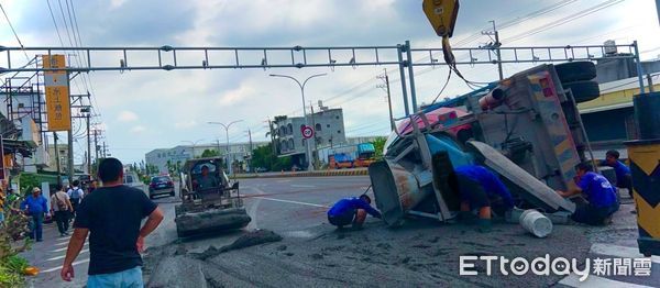▲▼預拌混凝土車翻覆，車頭和子車解體。（圖／民眾提供)