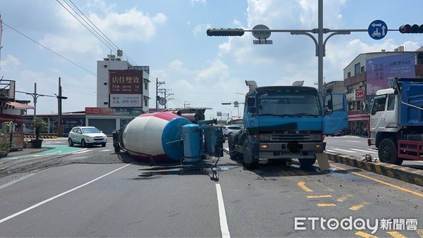 ▲▼預拌混凝土車翻覆，車頭和子車解體。（圖／民眾提供)