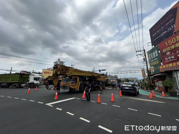 ▲▼預拌混凝土車翻覆，車頭和子車解體。（圖／民眾提供)