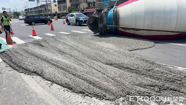 ▲▼預拌混凝土車翻覆，車頭和子車解體。（圖／民眾提供)