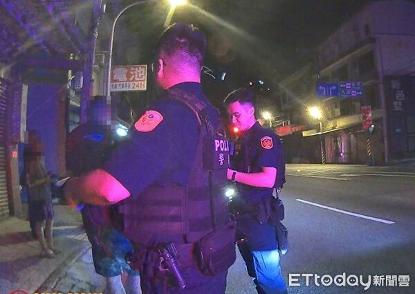 ▲凌晨2派人馬鬧事，警方趕抵現場立即對周邊民眾進行盤查詢問以釐清案情。（圖／桃園警分局提供）