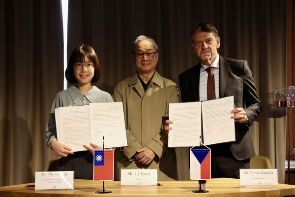 ▲▼文化部長李遠13日赴捷克第二大城布爾諾（Brno），見證摩拉維亞圖書館館長庫比切克（Tom&aacute;&scaron; Kub&iacute;ček）與駐捷克代表處文化組副組長馬嘉霙，共同簽署「台捷文學駐村交流計畫」合作協議。（圖／文化部）