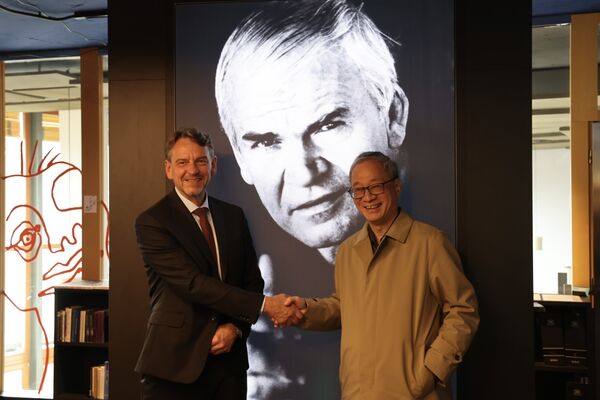 ▲▼文化部長李遠13日赴捷克第二大城布爾諾（Brno），見證摩拉維亞圖書館館長庫比切克（Tom&aacute;&scaron; Kub&iacute;ček）與駐捷克代表處文化組副組長馬嘉霙，共同簽署「台捷文學駐村交流計畫」合作協議。（圖／文化部）