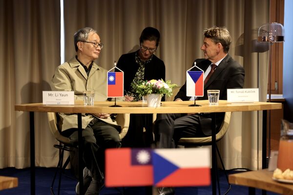 ▲▼文化部長李遠13日赴捷克第二大城布爾諾（Brno），見證摩拉維亞圖書館館長庫比切克（Tom&aacute;&scaron; Kub&iacute;ček）與駐捷克代表處文化組副組長馬嘉霙，共同簽署「台捷文學駐村交流計畫」合作協議。（圖／文化部）