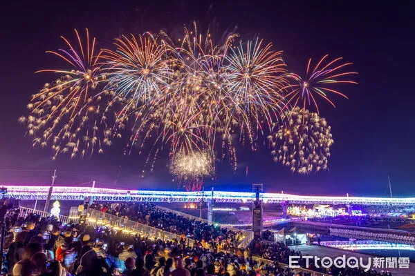 ▲2025國慶焰火首度在南投縣施放，圖為南投燈會施放焰火情形。（圖／資料照片，南投縣政府提供）