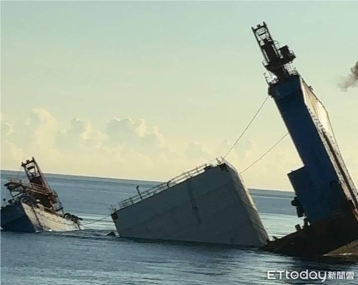 宜蘭防波堤工程出包！浮台船載運沉箱石城外海沉沒　暫不打撈