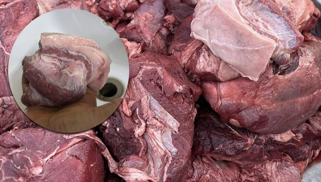 ▲▼「豬肉抹牛血」當牛肉賣！一沖水秒破功。（圖／翻攝自Khaosod）