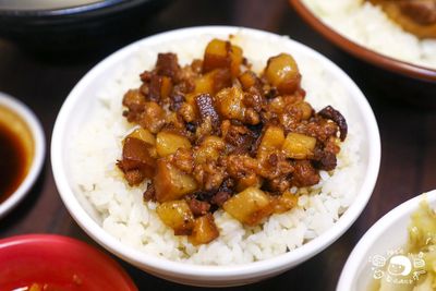 手切膠質魯肉飯、鱸魚湯24小時不打烊