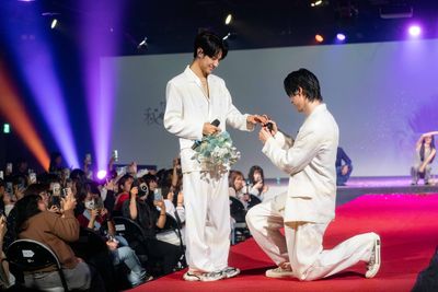 BL劇CP見面會當場嘴對嘴親了！成晞「下跪求婚」王君豪…畫面閃爆