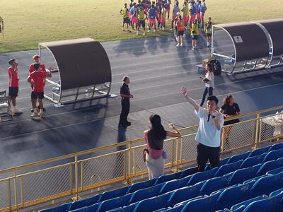 台北田徑場燈具「爆裂起火」！苗博雅緊急疏散觀眾