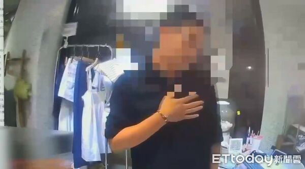 ▲大安區臨江夜市13日晚間爆發遊客和服飾店業者衝突，警方到場查處。（圖／記者張君豪翻攝）