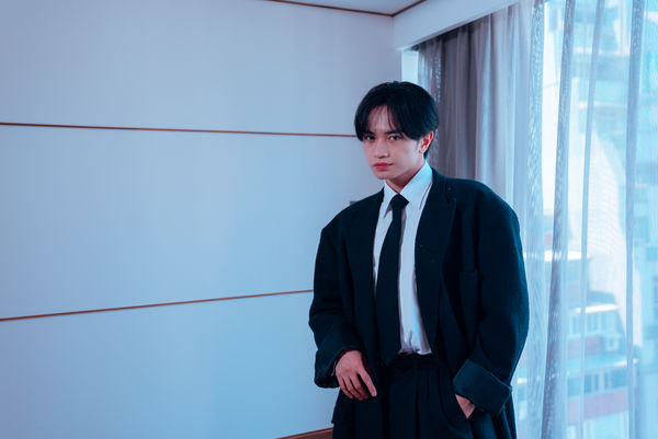 ▲▼訪問／記者割愛送上「青眼白龍」　中島健人跳起來收禮：這我沒有！。（圖／大鴻藝術提供、樂天桃猿提供）