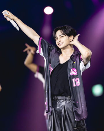 ▲▼訪問／記者割愛送上「青眼白龍」　中島健人跳起來收禮：這我沒有！。（圖／大鴻藝術提供、樂天桃猿提供）