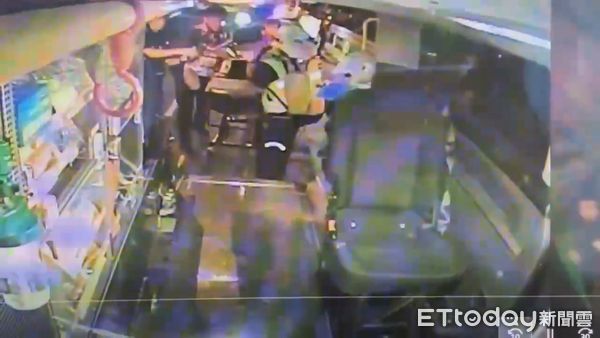 ▲▼ 新竹2死車禍！雙載騎士掛假牌拒檢逃逸　鳳鼻尾隧道口撞護欄不治 。（圖／記者楊永盛翻攝）