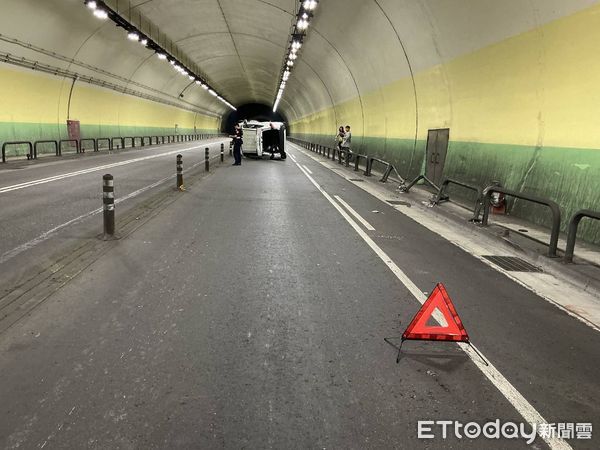 ▲內湖康樂隧道14日凌晨發生休旅車擦撞護欄翻車意外，幸無人傷亡。（圖／記者張君豪翻攝）