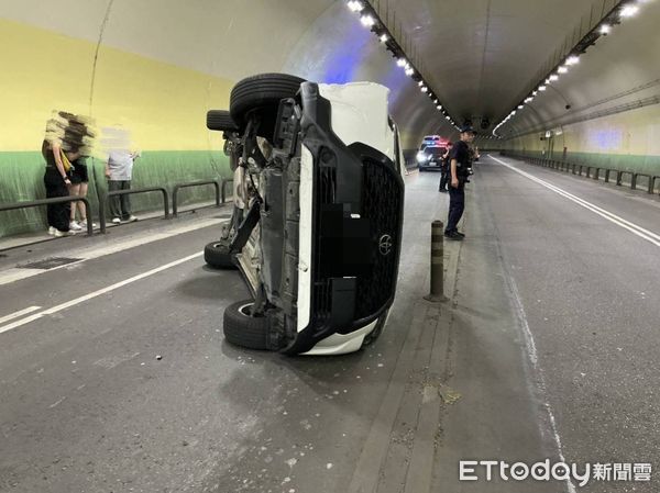▲內湖康樂隧道14日凌晨發生休旅車擦撞護欄翻車意外，幸無人傷亡。（圖／記者張君豪翻攝）