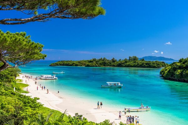▲石垣島又稱為日本的馬爾地方，碧藍海水、純白沙灘，是慢遊、療癒勝地。（圖／取自雄獅旅行社網站）