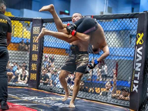 ▲尤凱文（上）以坐山式壓制對手，獲得最終勝利、不只是「凱撒」，尤凱文還是魯凱戰士、陳暐承（左）整場與對手周旋，驚險拿下勝利、彭皓宇（左）跟對手近身肉搏。（圖／台北市綜合格鬥協會提供）