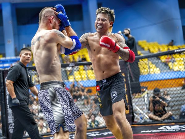 ▲尤凱文（上）以坐山式壓制對手，獲得最終勝利、不只是「凱撒」，尤凱文還是魯凱戰士、陳暐承（左）整場與對手周旋，驚險拿下勝利、彭皓宇（左）跟對手近身肉搏。（圖／台北市綜合格鬥協會提供）