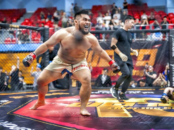 ▲尤凱文（上）以坐山式壓制對手，獲得最終勝利、不只是「凱撒」，尤凱文還是魯凱戰士、陳暐承（左）整場與對手周旋，驚險拿下勝利、彭皓宇（左）跟對手近身肉搏。（圖／台北市綜合格鬥協會提供）