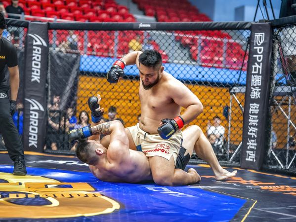 ▲尤凱文（上）以坐山式壓制對手，獲得最終勝利、不只是「凱撒」，尤凱文還是魯凱戰士、陳暐承（左）整場與對手周旋，驚險拿下勝利、彭皓宇（左）跟對手近身肉搏。（圖／台北市綜合格鬥協會提供）