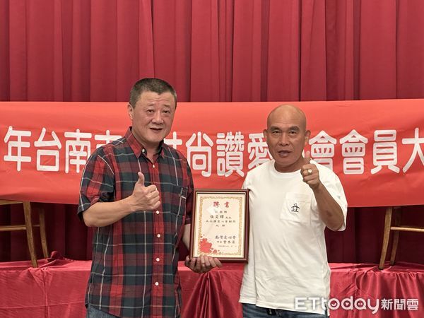 ▲「尚讚愛心會」在走馬瀨農場舉行會員大會，創會理事長曾木泉與理監事成員合影，承諾將善行擴及更多急難家庭。（圖／記者林東良翻攝，下同）