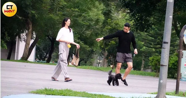 娛樂報報／林嘉綺與老公公園遛狗　甜笑互動如新婚般甜蜜