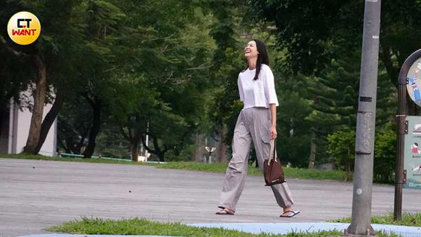 娛樂報報／林嘉綺與老公公園遛狗　甜笑互動如新婚般甜蜜