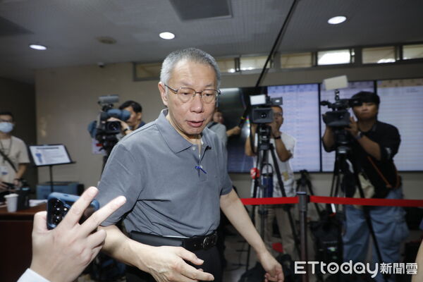 ▲▼台北地檢署抗告成功後北院重開羈押庭，京華城案兩名被告前台北長柯文哲、前台北市議員應曉薇一早陸續到達北院。圖為柯文哲。（圖／記者湯興漢攝）