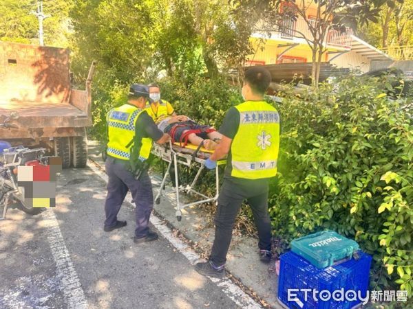 ▲老翁騎車恍神追撞小貨車。（圖／記者楊晨東翻攝）