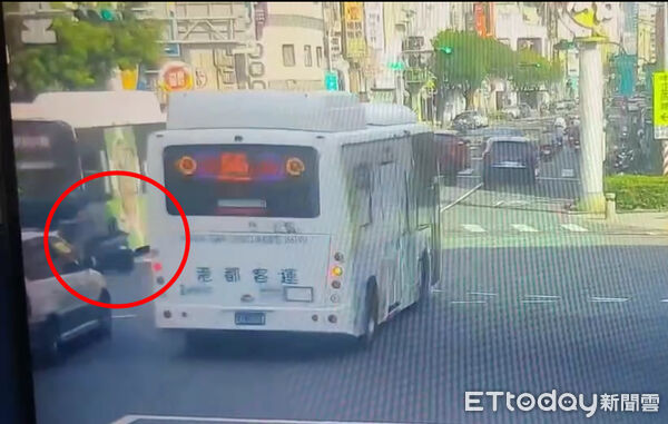 ▲▼75歲阿伯「無視紅燈」一路直直衝，下秒遭公車擊落！全身傷送醫 。（圖／記者賴文萱翻攝）