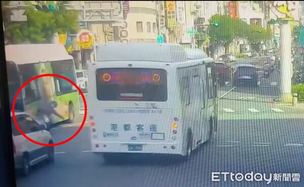 ▲▼75歲阿伯「無視紅燈」一路直直衝，下秒遭公車擊落！全身傷送醫 。（圖／記者賴文萱翻攝）