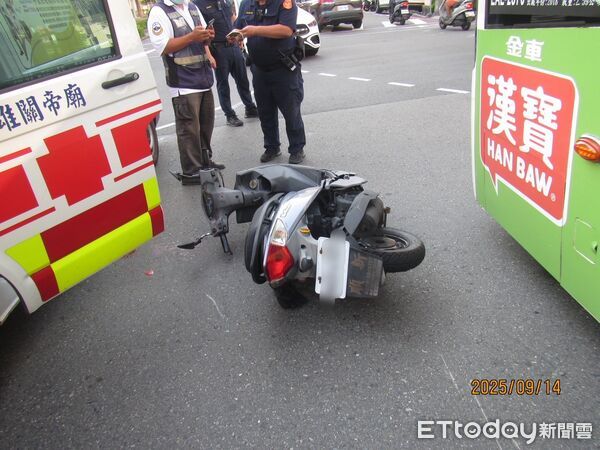 ▲▼75歲阿伯「無視紅燈」一路直直衝，下秒遭公車擊落！全身傷送醫 。（圖／記者賴文萱翻攝）