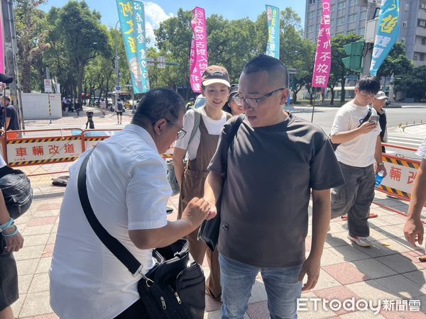 ▲民眾黨秘書長周榆修慰問小草。（圖／記者蘇晏男攝）