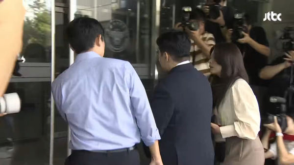 ▲快訊／房時赫被警方傳喚！遭韓媒狂拍追問　涉不正當交易吞4千億。（圖／翻攝自JTBC）