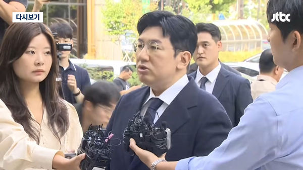 ▲快訊／房時赫被警方傳喚！遭韓媒狂拍追問　涉不正當交易吞4千億。（圖／翻攝自JTBC）