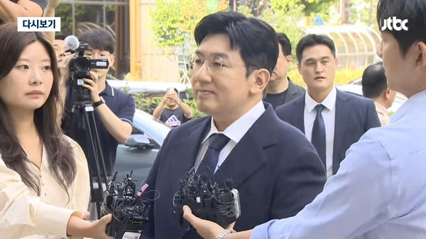 ▲快訊／房時赫被警方傳喚！遭韓媒狂拍追問　涉不正當交易吞4千億。（圖／翻攝自JTBC）