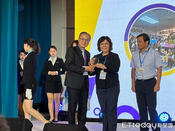 ▲中華醫事科技大學榮獲教育部頒發2024年度防制學生藥物濫用績優教育單位，校長李碧娥代表受獎。（記者林東良翻攝，下同）