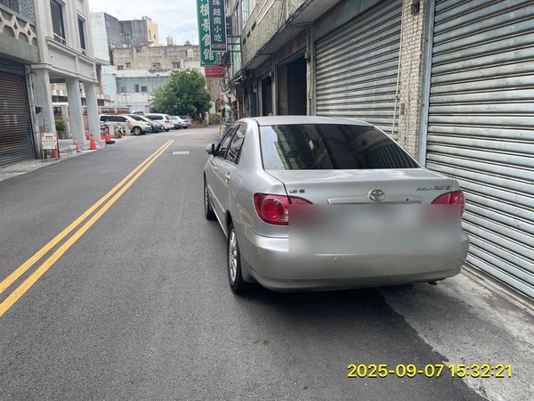 ▲沒畫白線遭到檢舉違停。（圖／警方提供）