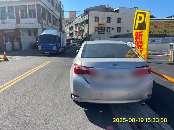 ▲沒畫白線遭到檢舉違停。（圖／警方提供）