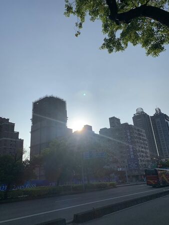 ▲▼台中搭公車是玄學！以為準時到站牌「卻見車子背影」。（圖／翻攝自臉書）