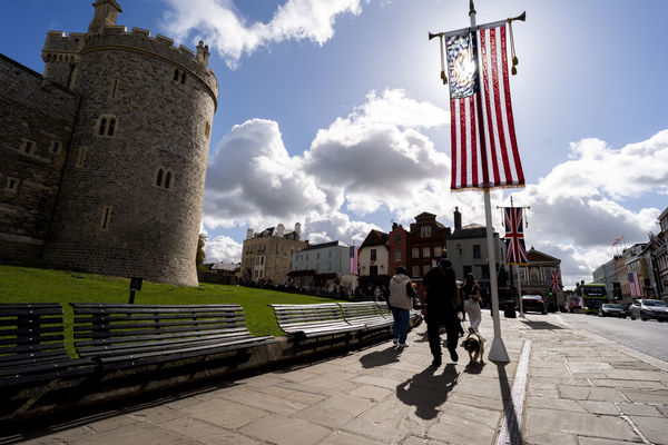 ▲▼川普將赴英展開第二次國是訪問，相關人員在溫莎進行事前安全搜查。（圖／路透）