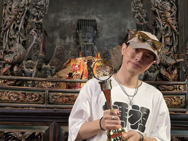 ▲「TRASH」吉他手林頤原拿下金曲獎回鹿港天后宮還願。（圖／鹿港天后宮提供）