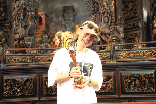 ▲「TRASH」吉他手林頤原拿下金曲獎回鹿港天后宮還願。（圖／鹿港天后宮提供）