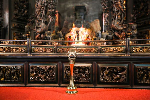 ▲「TRASH」吉他手林頤原拿下金曲獎回鹿港天后宮還願。（圖／鹿港天后宮提供）