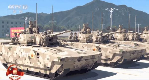 ▲▼大陸2025年九三閱兵首度亮相的100式支援戰車。（圖／翻攝自央視）