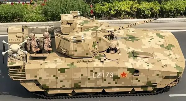 ▲▼大陸2025年九三閱兵首度亮相的100式支援戰車。（圖／翻攝自騰訊軍事）